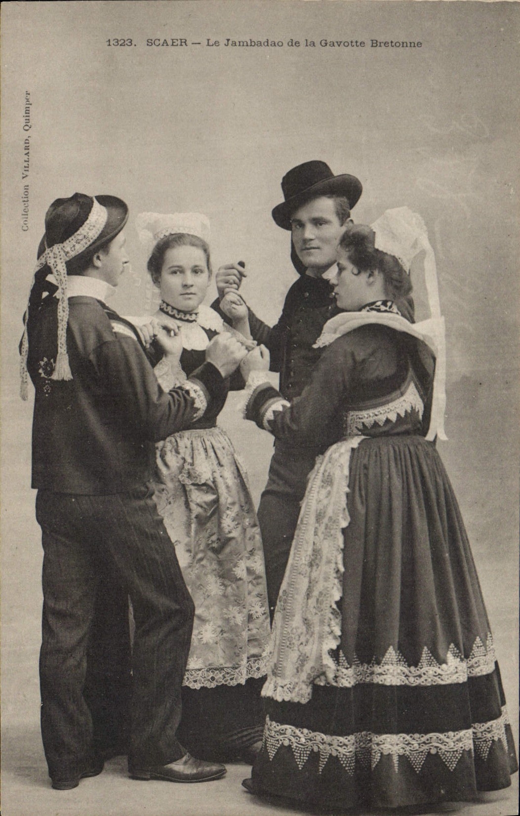 CPA Folklore Scaer Le Jambadac de la Gavotte Bretonne 