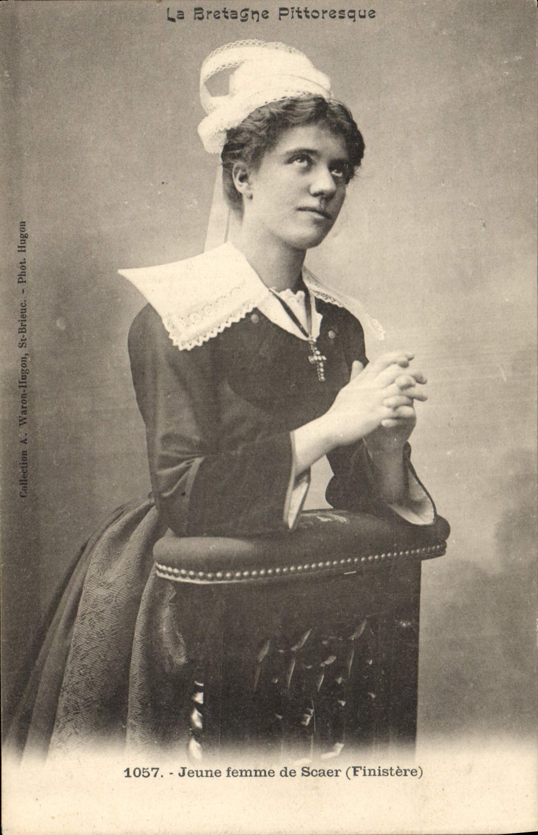 CPA Folklore La Bretagne pittoresque Jeune femme de Scaer (Finistere) 