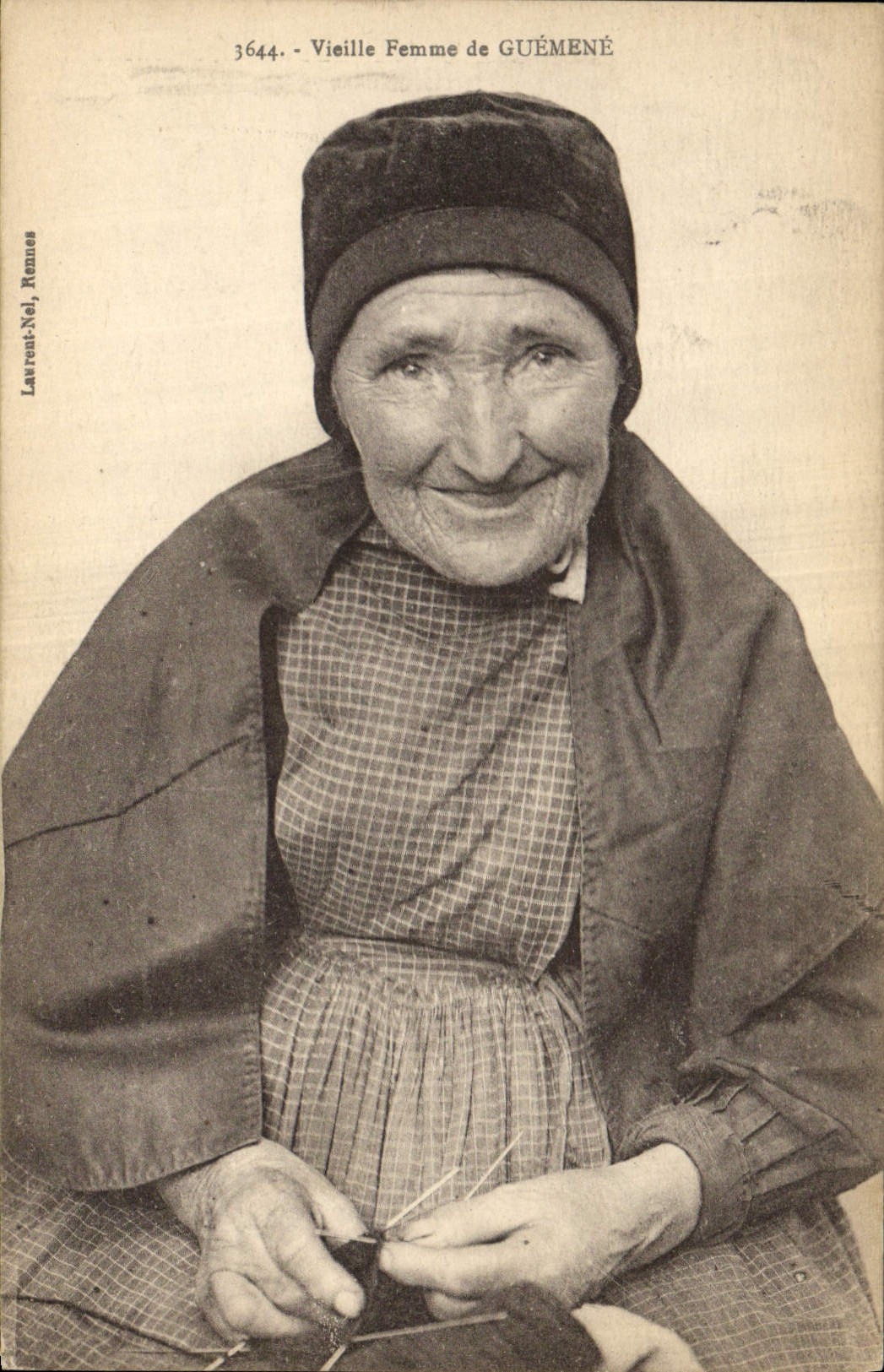 CPA Folklore Vieille femme de Guemene 