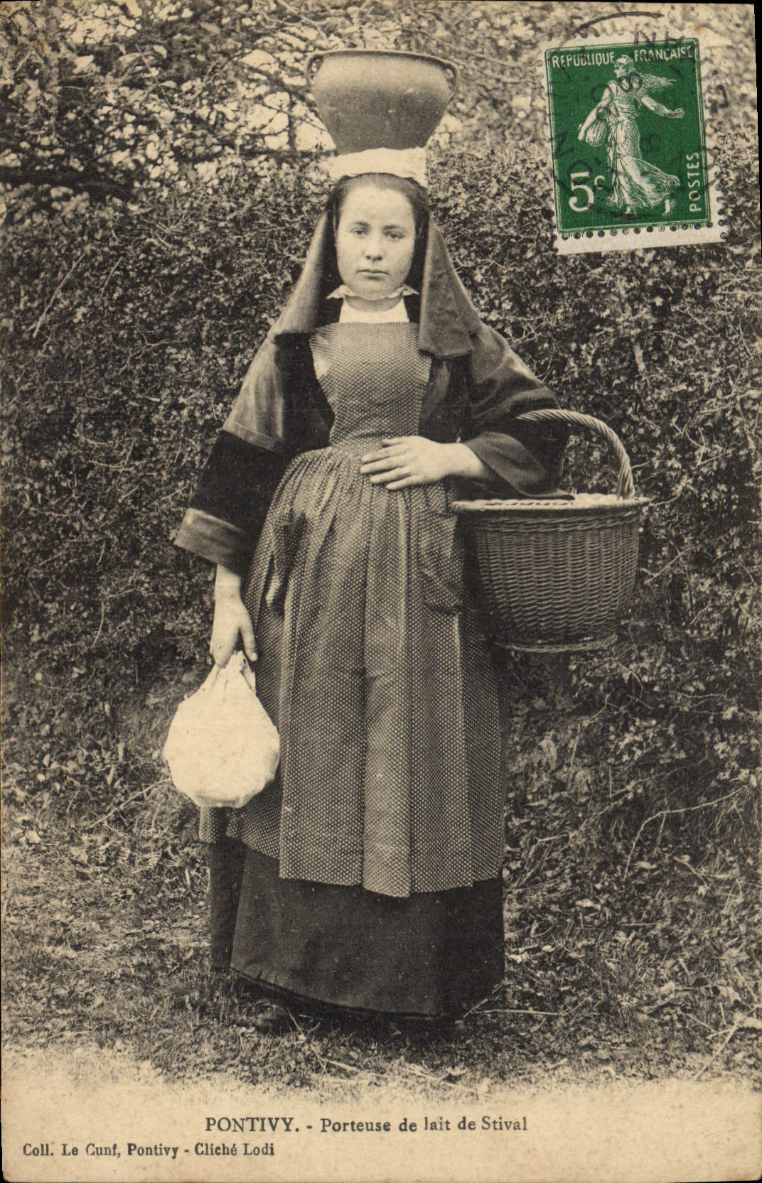 CPA Folklore Pontivy Porteuse de lait de Stival 