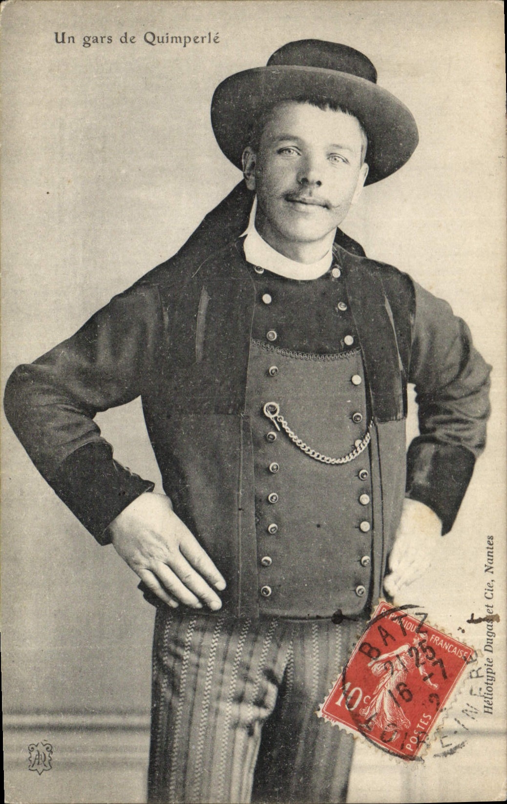 CPA Folklore Un gar de Quimperle 