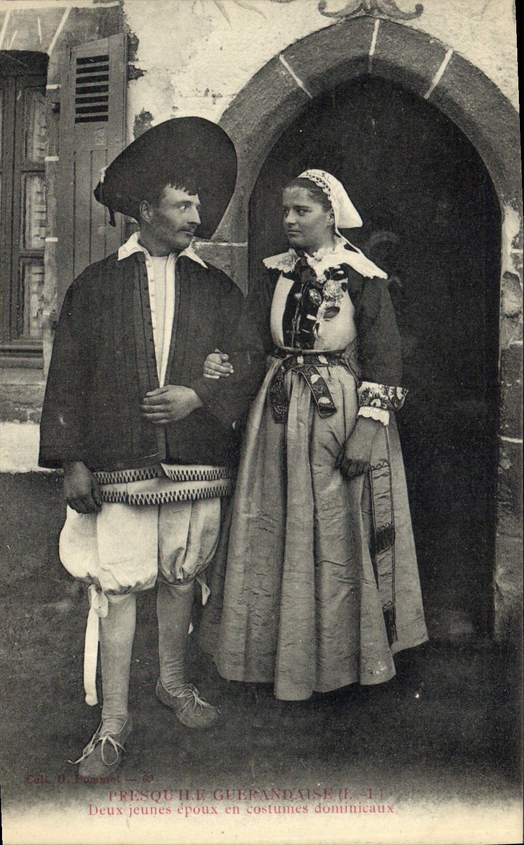 CPA Folklore Presqu'ile guerandaise Deux jeunes epoux en costume dominicaux 