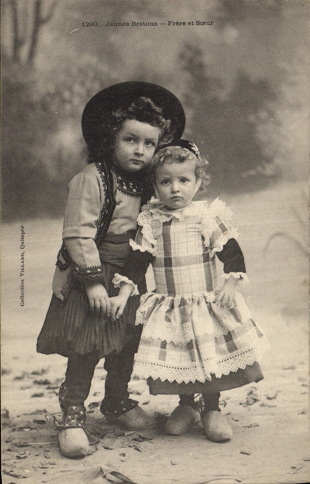 CPA Folklore Jeunes bretons Frere et soeur 