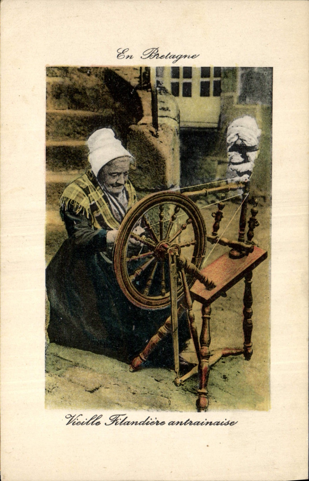 CPA Folklore En Bretagne Vieille filandiere antrainaise 