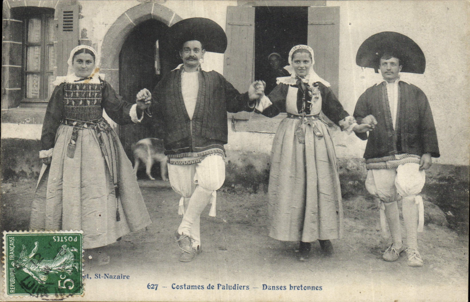 CPA Folklore Costumes de Paludiers Danses bretonnes 