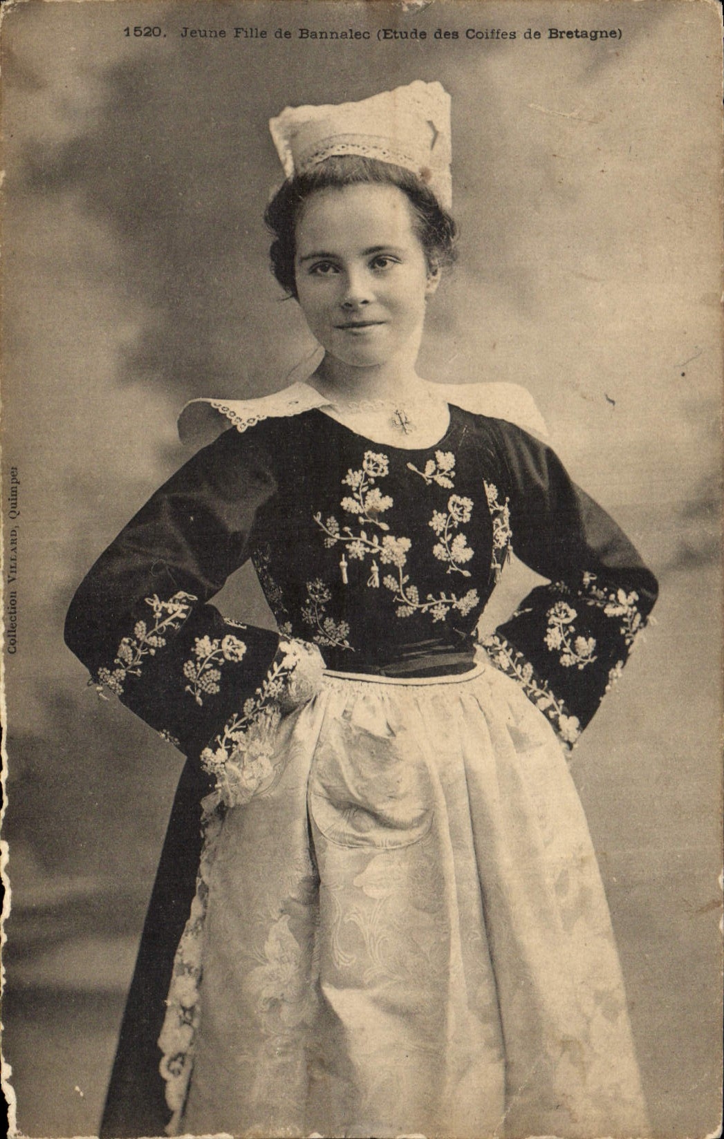 CPA Folklore Jeune Fille de Bannalec (Etude des coiffes de Bretagne) 