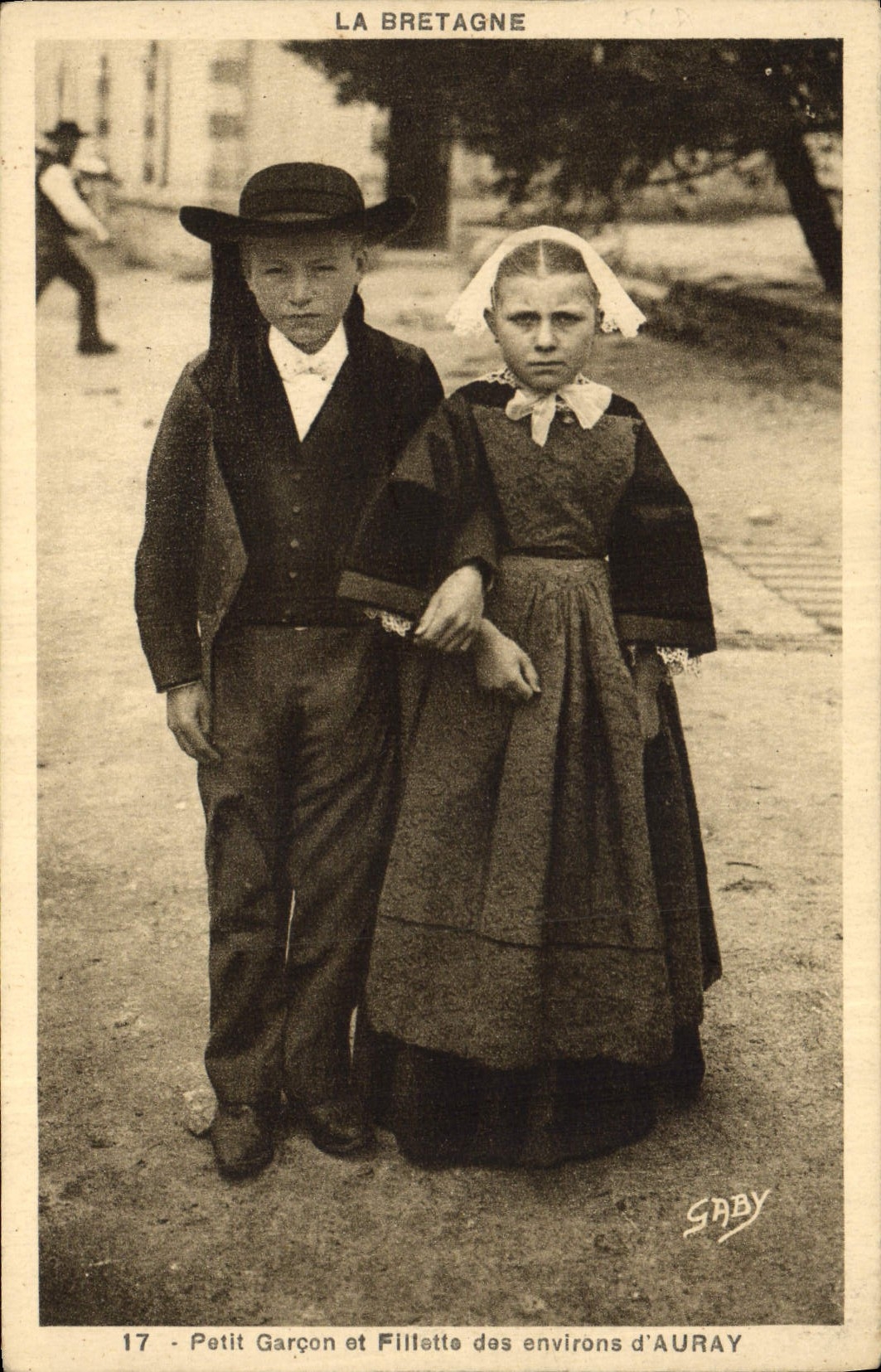 CPA Folklore La Bretagne Petit garcon et fillette des environs d'Auray 