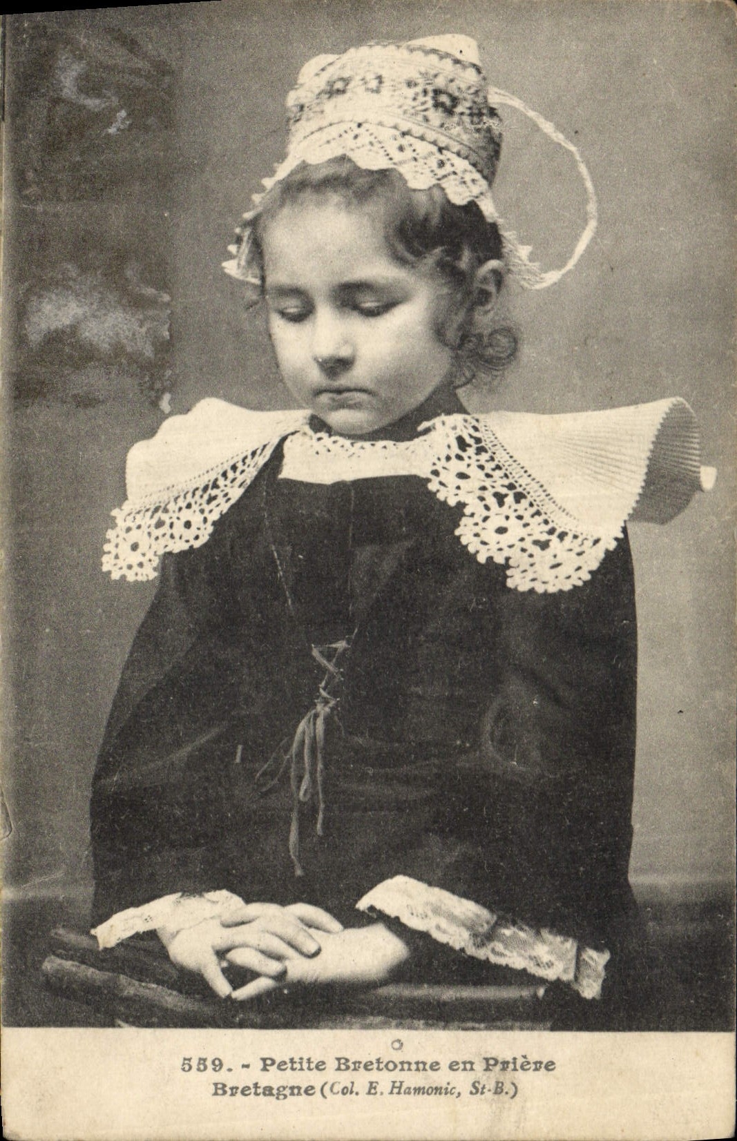 CPA Folklore Petite bretonne en priere Bretagne 