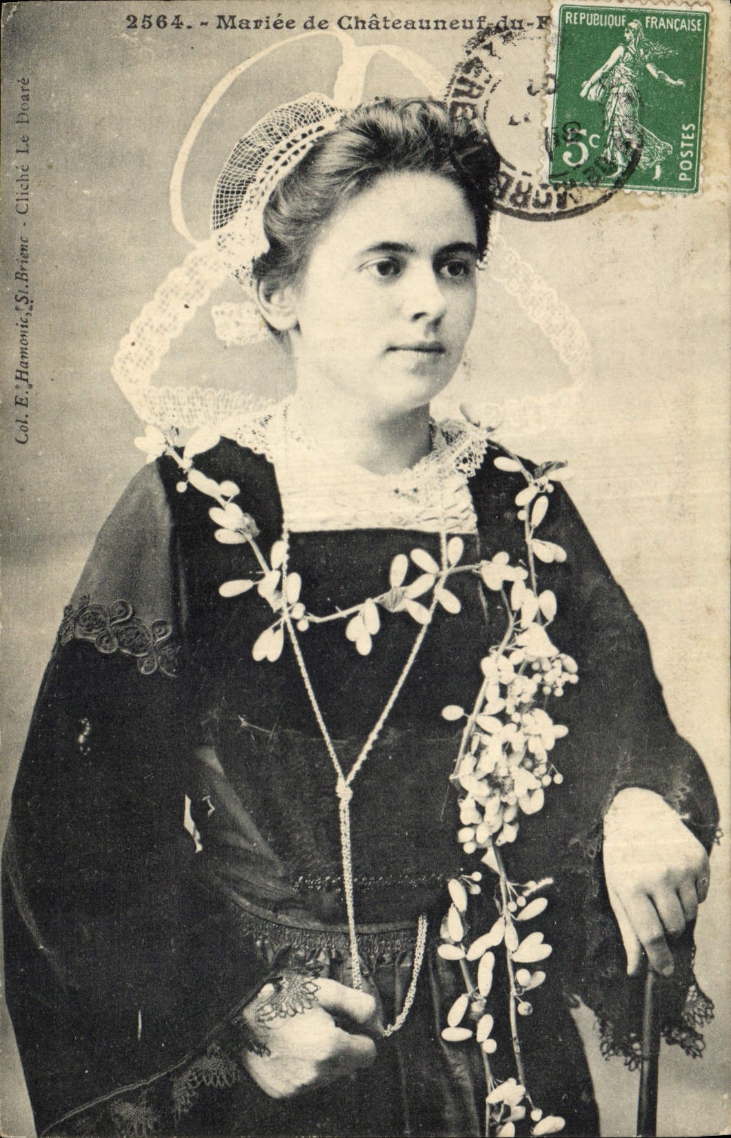 CPA Folklore Mariee de Chateauneuf 