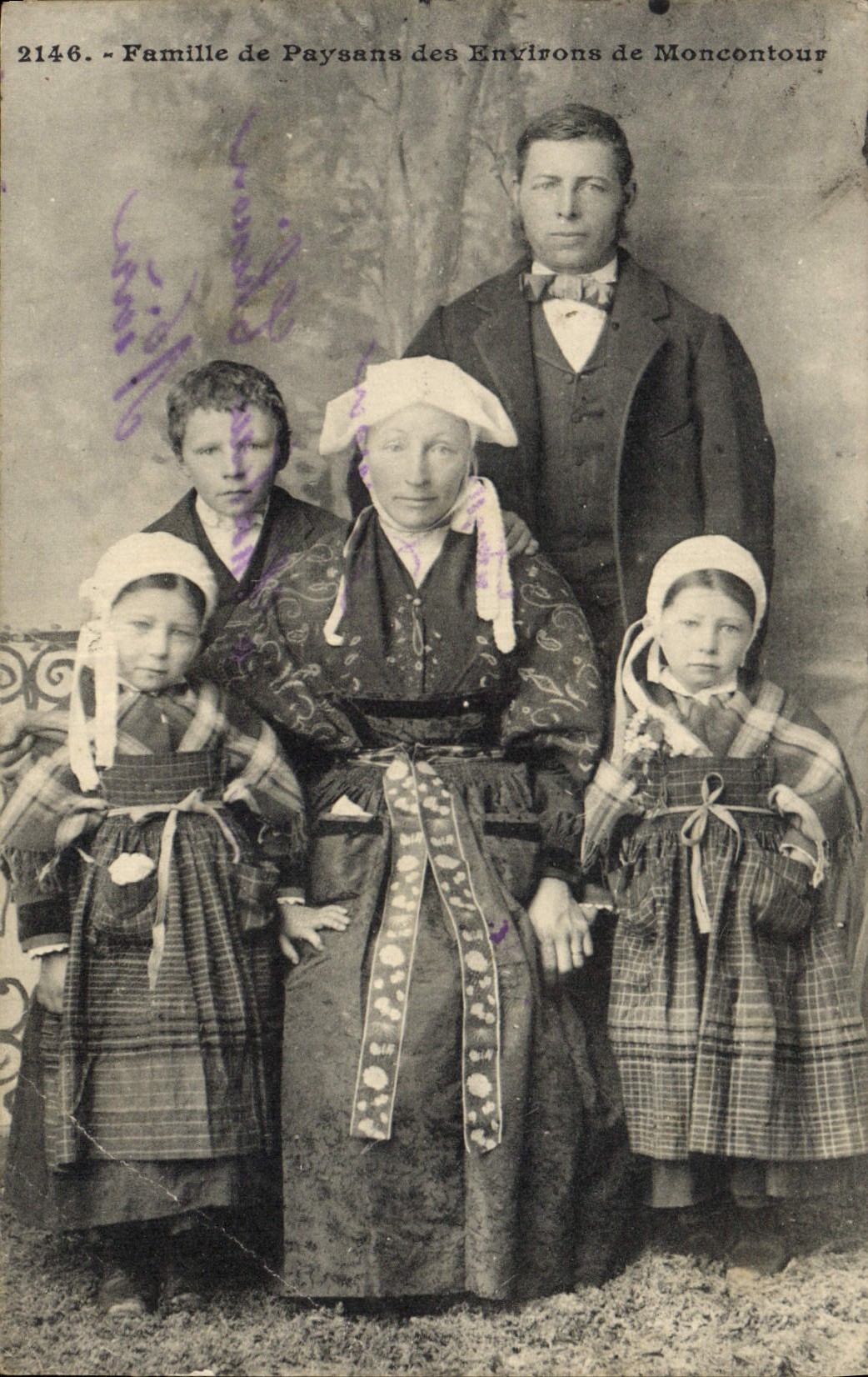 CPA Folklore Famille de paysans des environs de Moncontour 