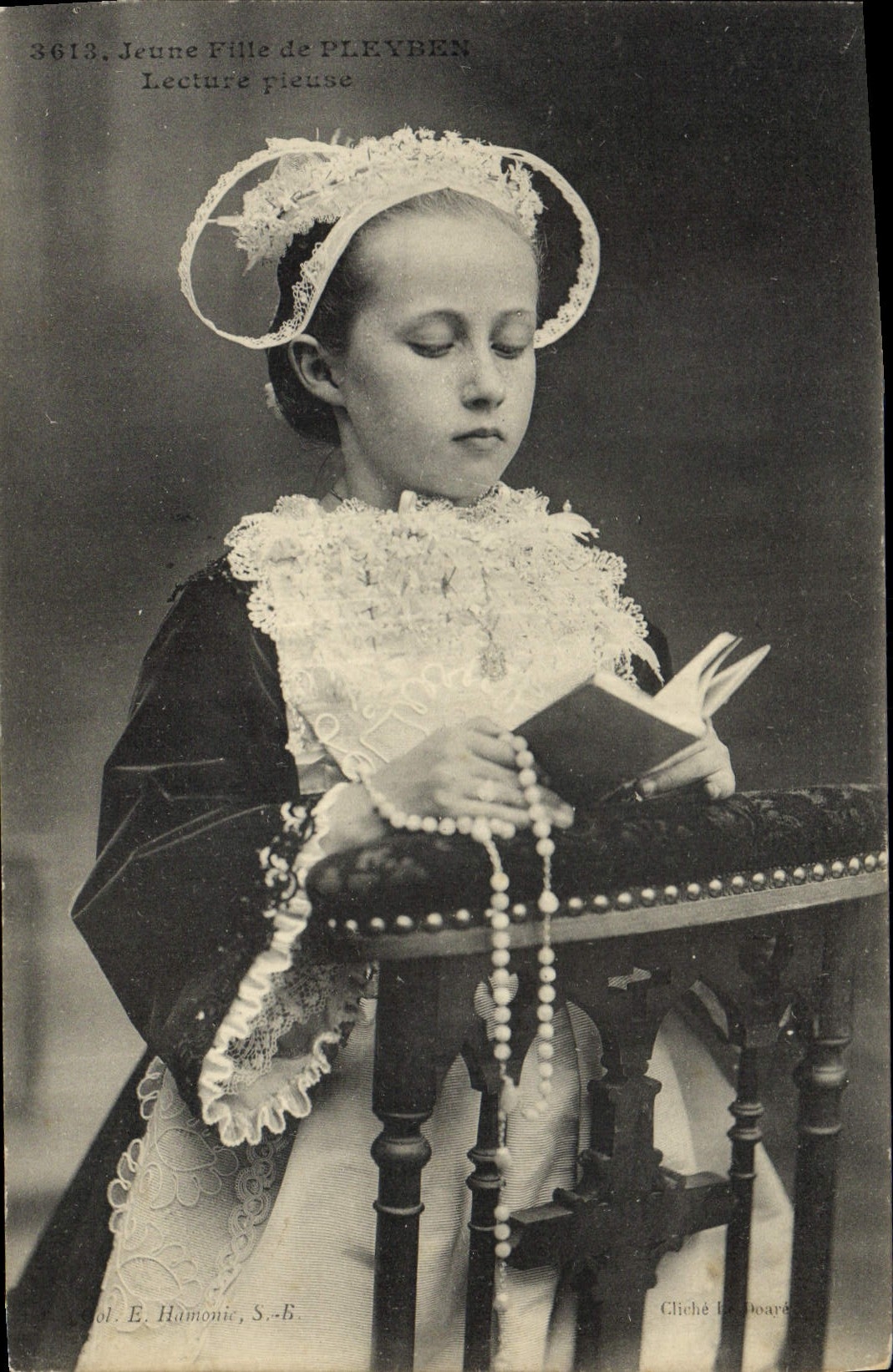 CPA Folklore Jeune fille de Pleyben lecture pleine 