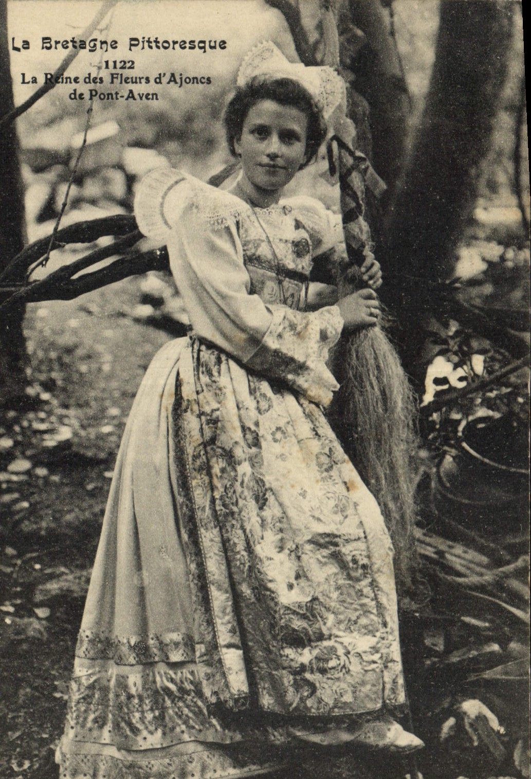 CPA Folklore La Bretagne pittoresque La reine des fleurs d'Ajoncs de Pont Aven 