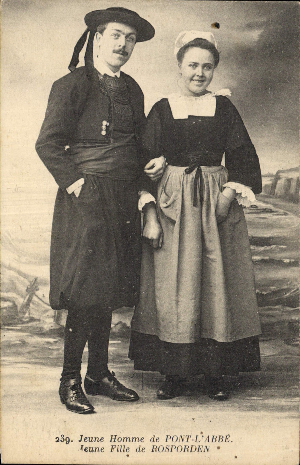 CPA Folklore Jeune homme de Pont l'Abbe Jeune fille de Rosporden 