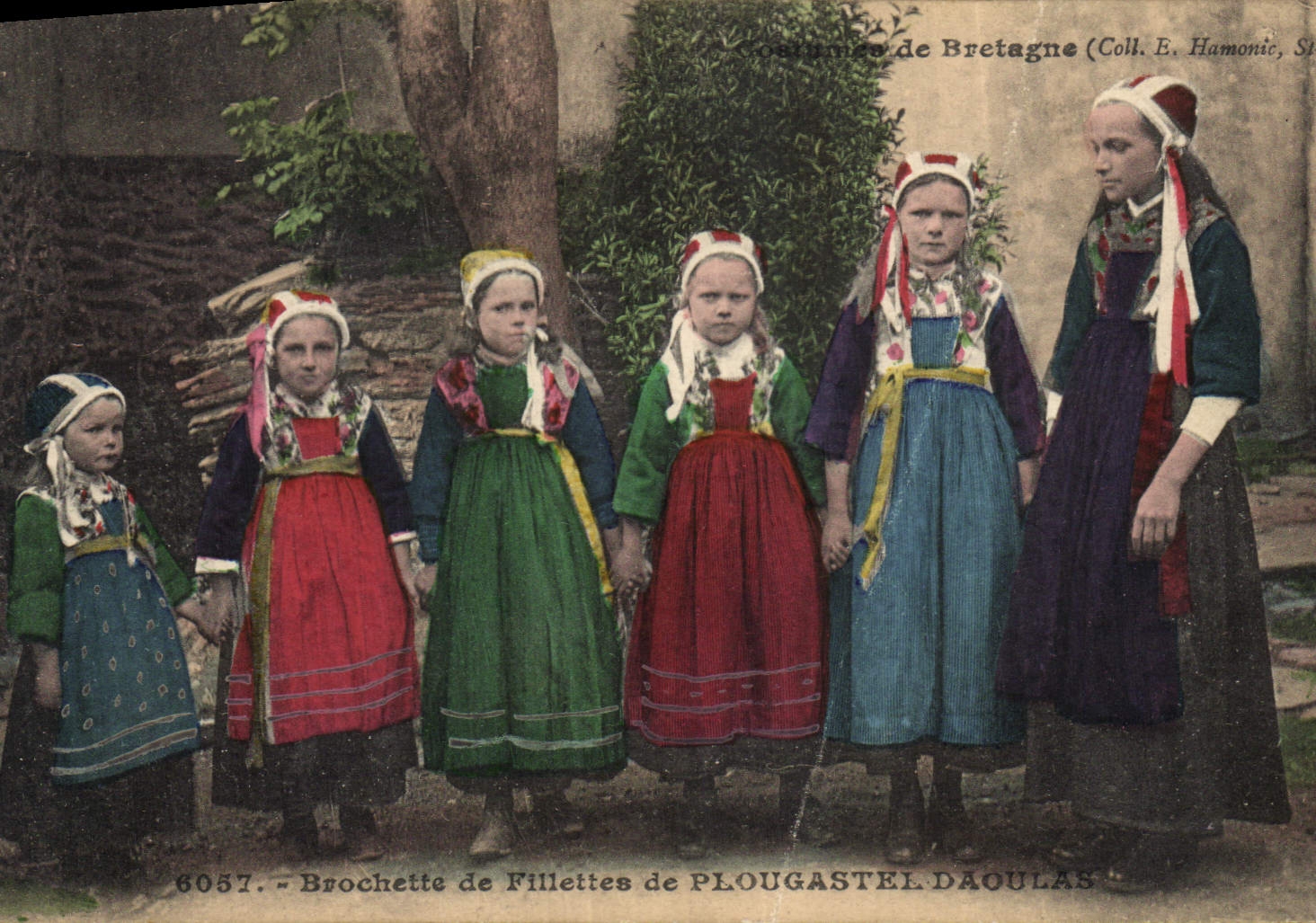 CPA Folklore Costumes de Bretagne Brochette de fillettes de Plougastel Daoulas