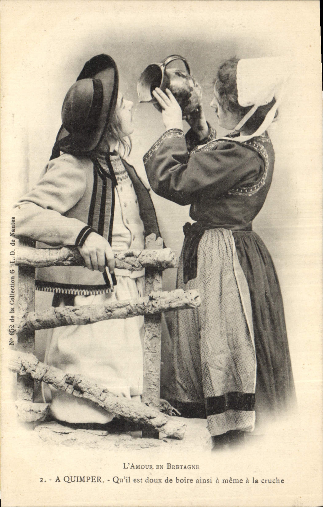 CPA Folklore L'amour en Bretagne Quimper Qu'il est doux de boire ainsi a meme a la cruche 