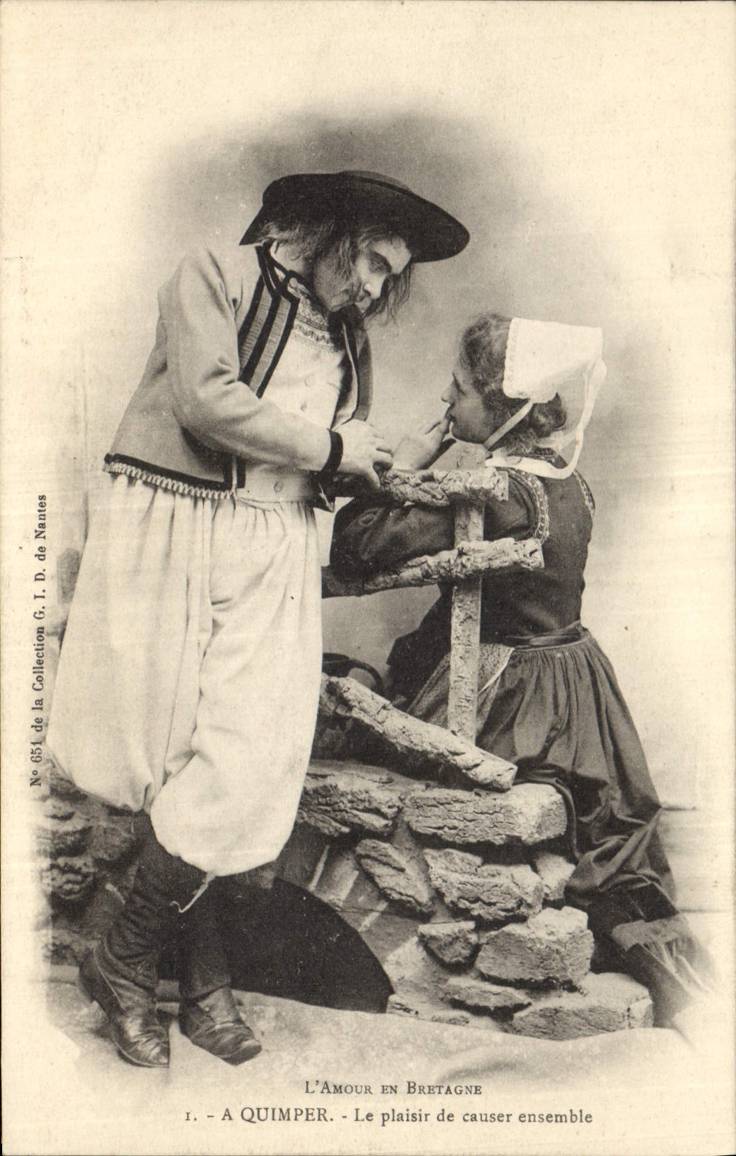 CPA Folklore L'amour en Bretagne Quimper Le plaisir de causer ensemble