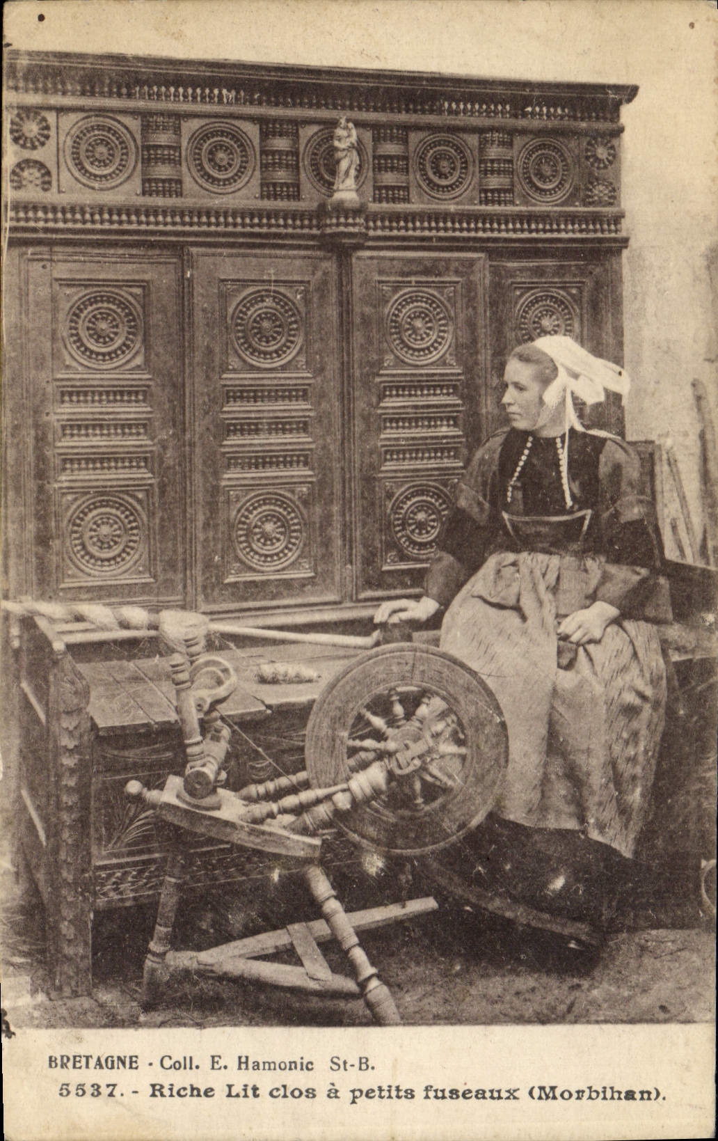 CPA Folklore Bretagne Riche lit clos a petits fuseaux (Morbihan) 