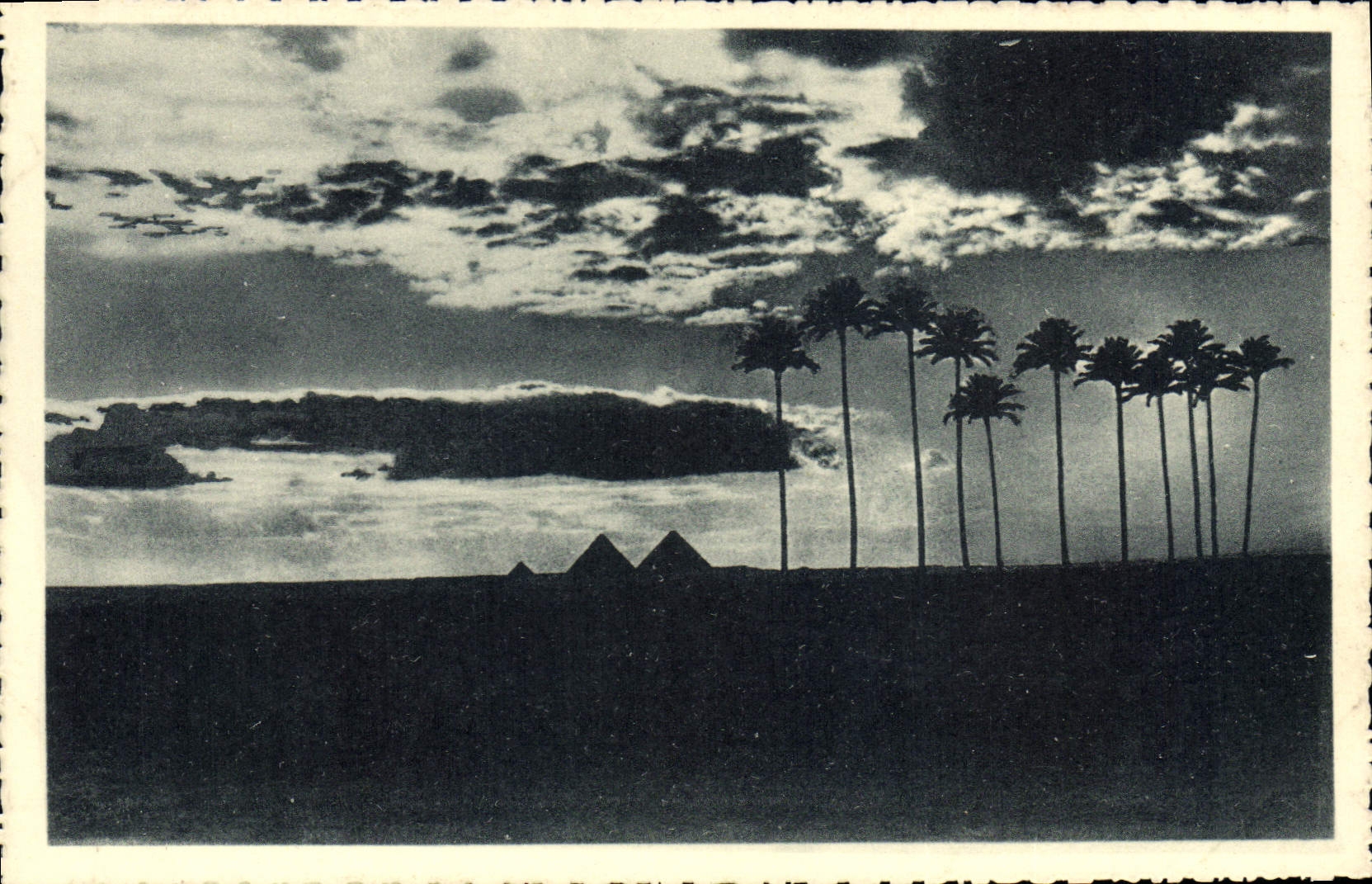 CPA Egypt Egypte Egypte Emergeant de cette terre aristocratique ou les Pharaons dorment dans leur py