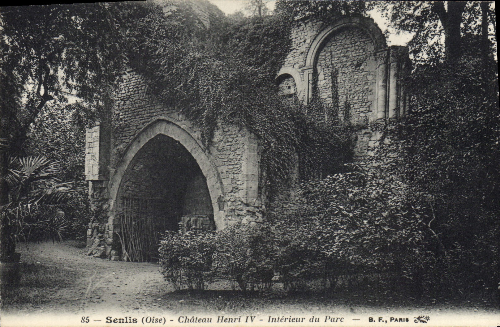 CPA Senlis (Oise) Chateau Henri IV Interieur du Parc 