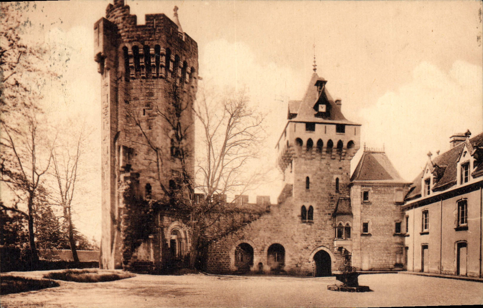 CPA Montceau les Mines Chateau du Plessis Cour d'honneur 