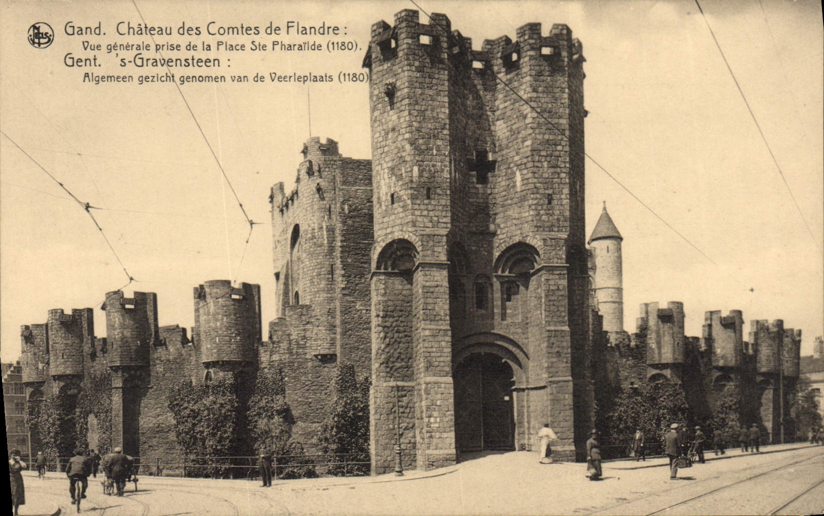 CPA Gand Chateau des Comtes de Flandre Vue generale de la place Ste Pharalide (1180) 