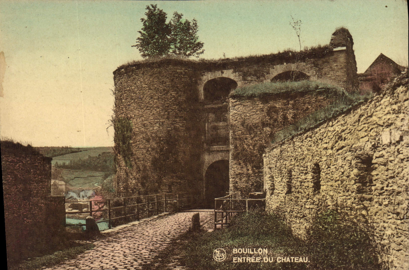 CPA Bouillon Entree du chateau 