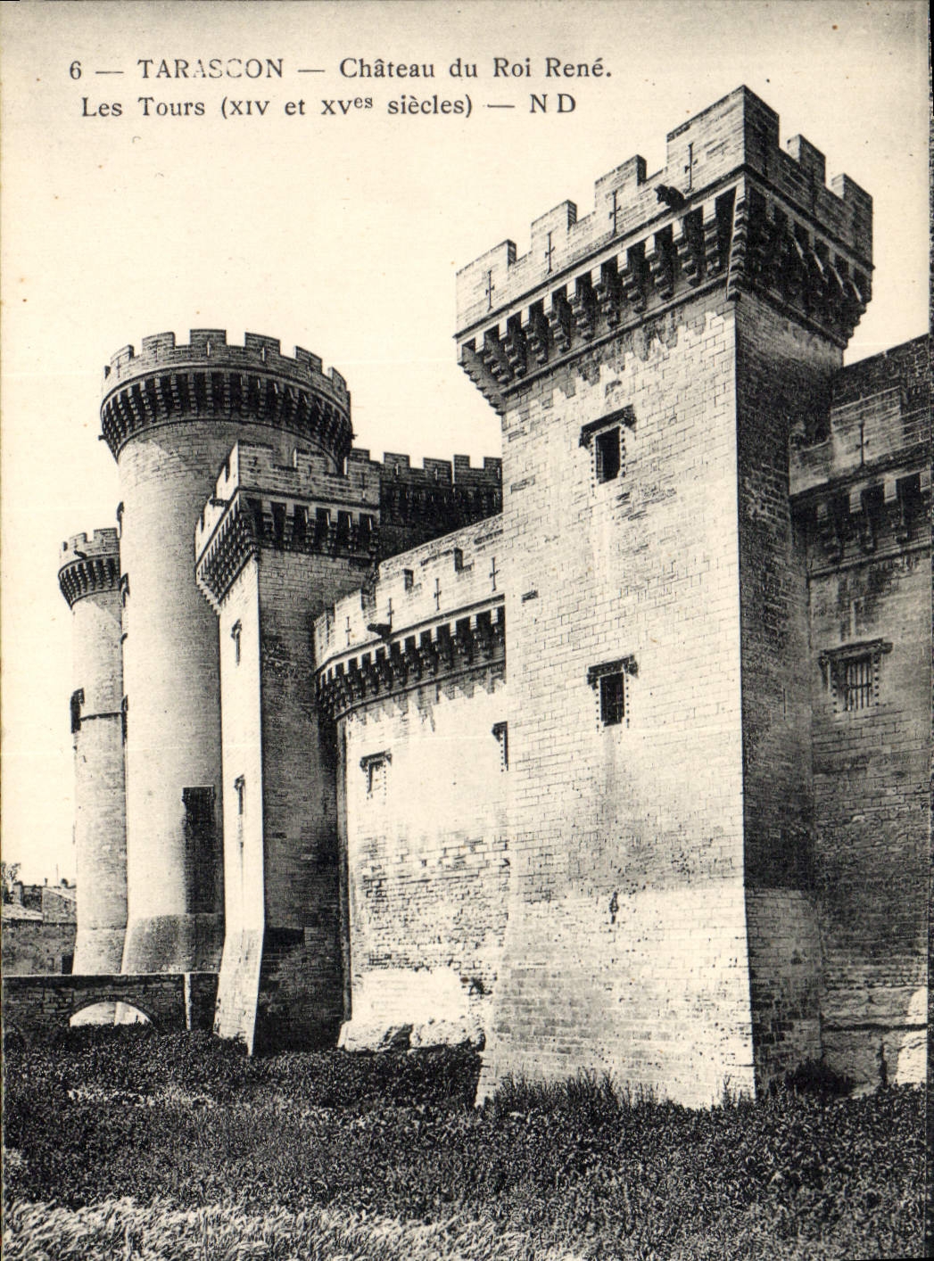 CPA Tarascon Chateau du roi Rene Les Tours ( XIV et XV siecles) 