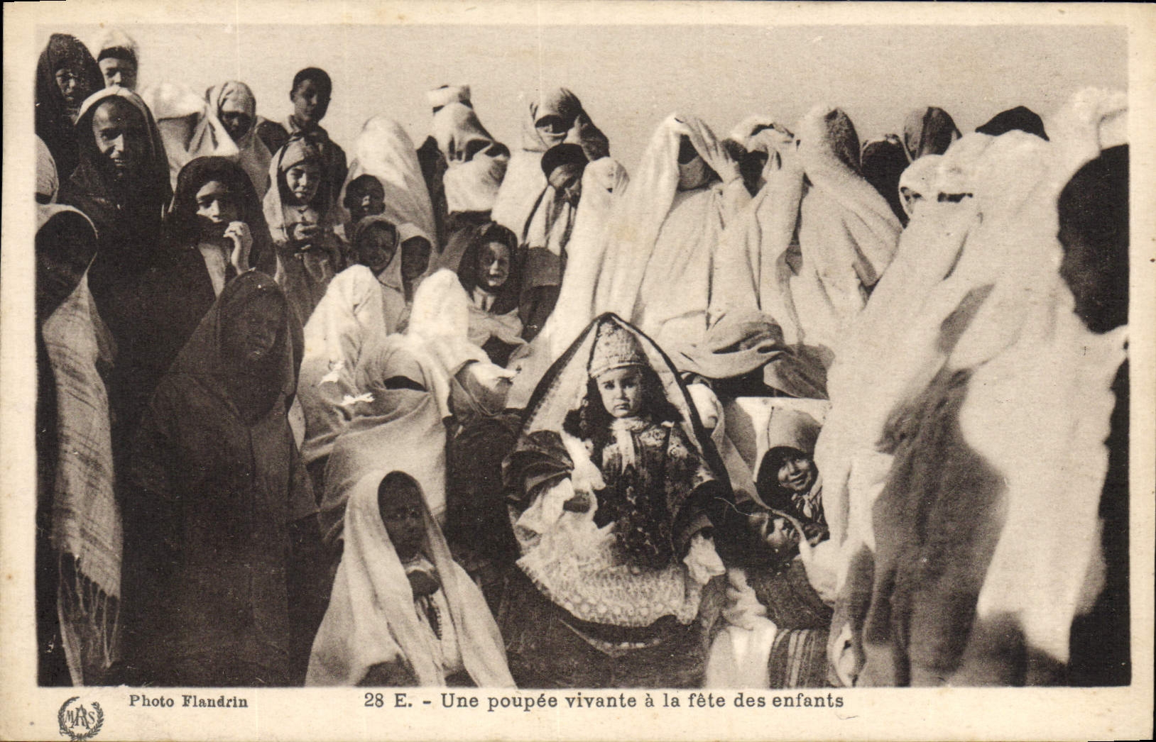 CPA Fantaisie Poupee Une poupe vivante a la fete des enfants