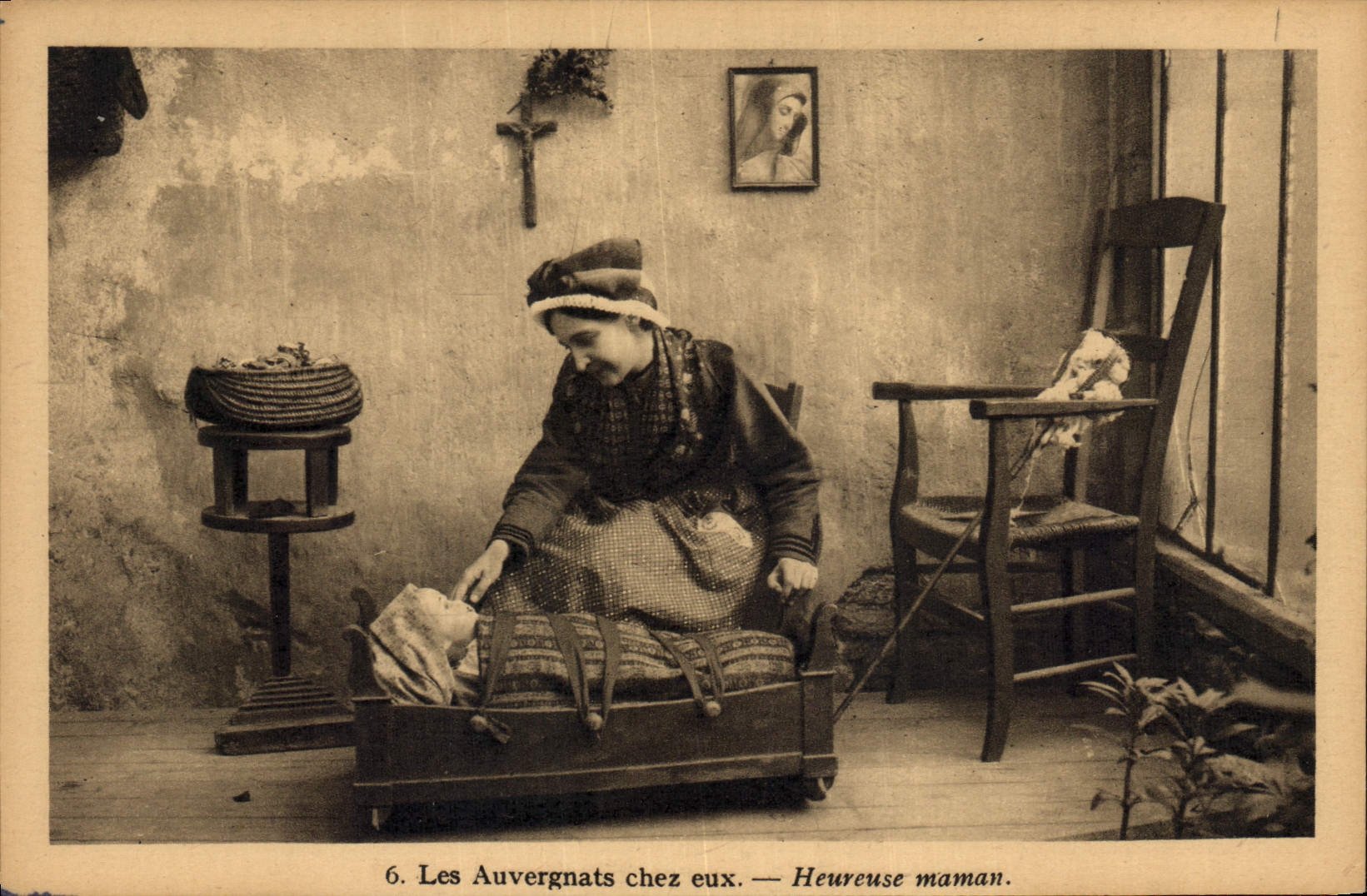 CPA Folklore Poupee   Les Auvergnats chez eux Heureuse maman 