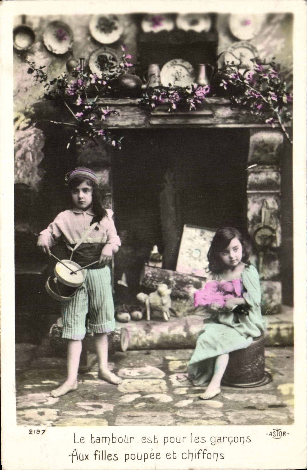 CPA Fantaisie Poupee Enfants  Le tambour est pour les garcons Aux filles poupee et chiffons 