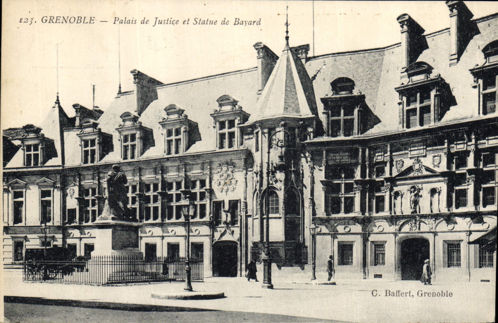 CPA Grenoble Palais de Justice et Statue de Bayard 