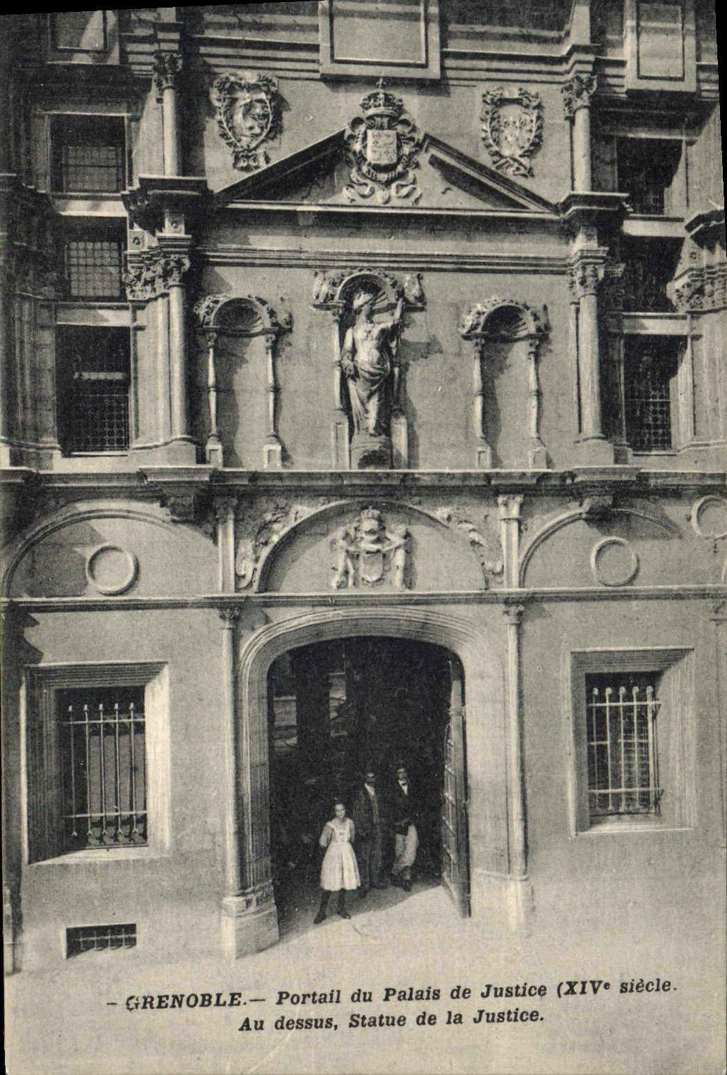 CPA Grenoble Portail du Palais de Justice (XIV siecle) Au dessus Statue de la Justice 