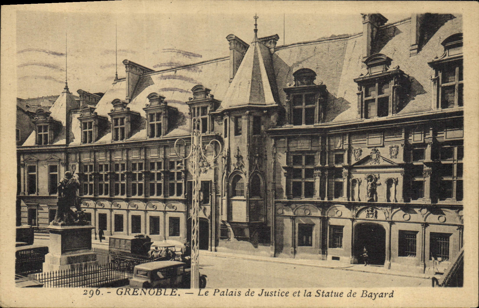CPA Grenoble Le Palais de Justice et la Statue de Bayard 