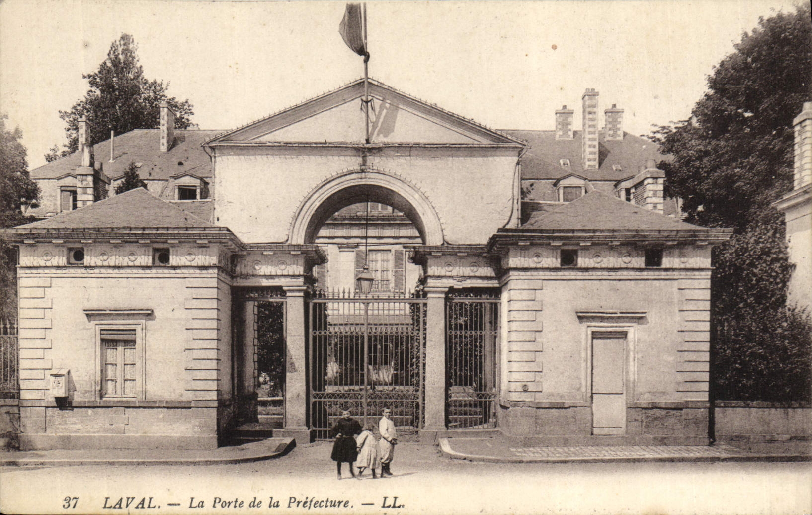 CPA Laval La porte de la Prefecture 