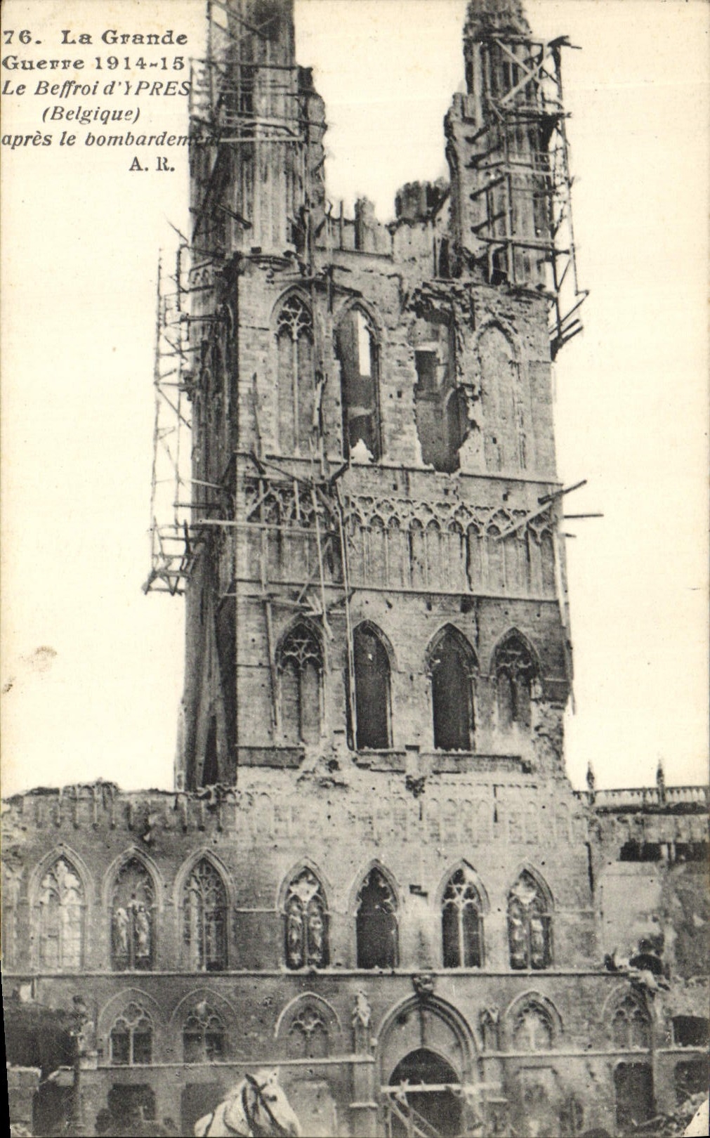 CPA Militaria La Grande Guerre 1914 15 Le Beffroi d'Ypres (Belgique) apres le bombardement