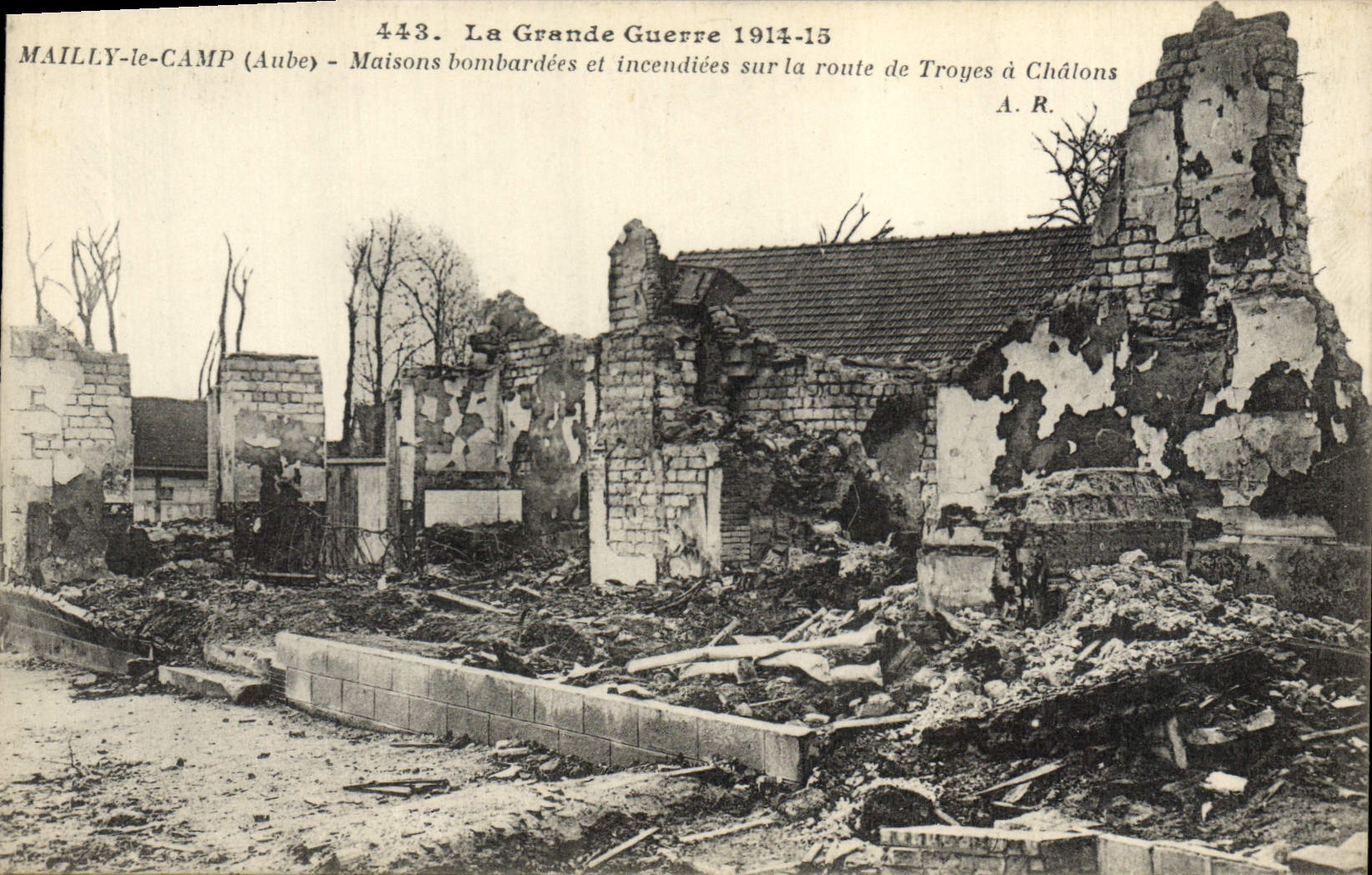 CPA Militaria La Grande Guerre 1914 15 Mailly le Camp (Aube) Maisons bombardees et incendiees sur la