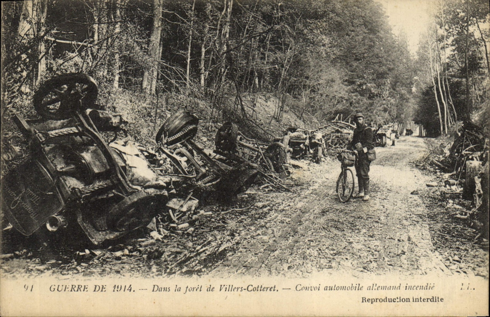 CPA Militaria Guerre de 1914 Dans la foret de Villes Cotteret Convoi automobile allemand incendie 
