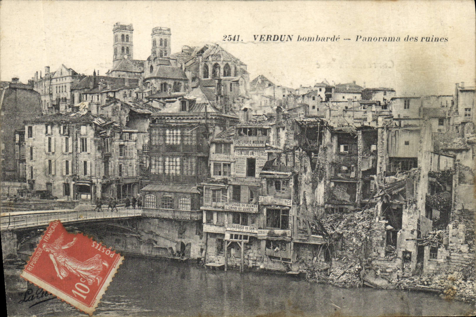 CPA Militaria Verdun bombarde Panorama des ruines 