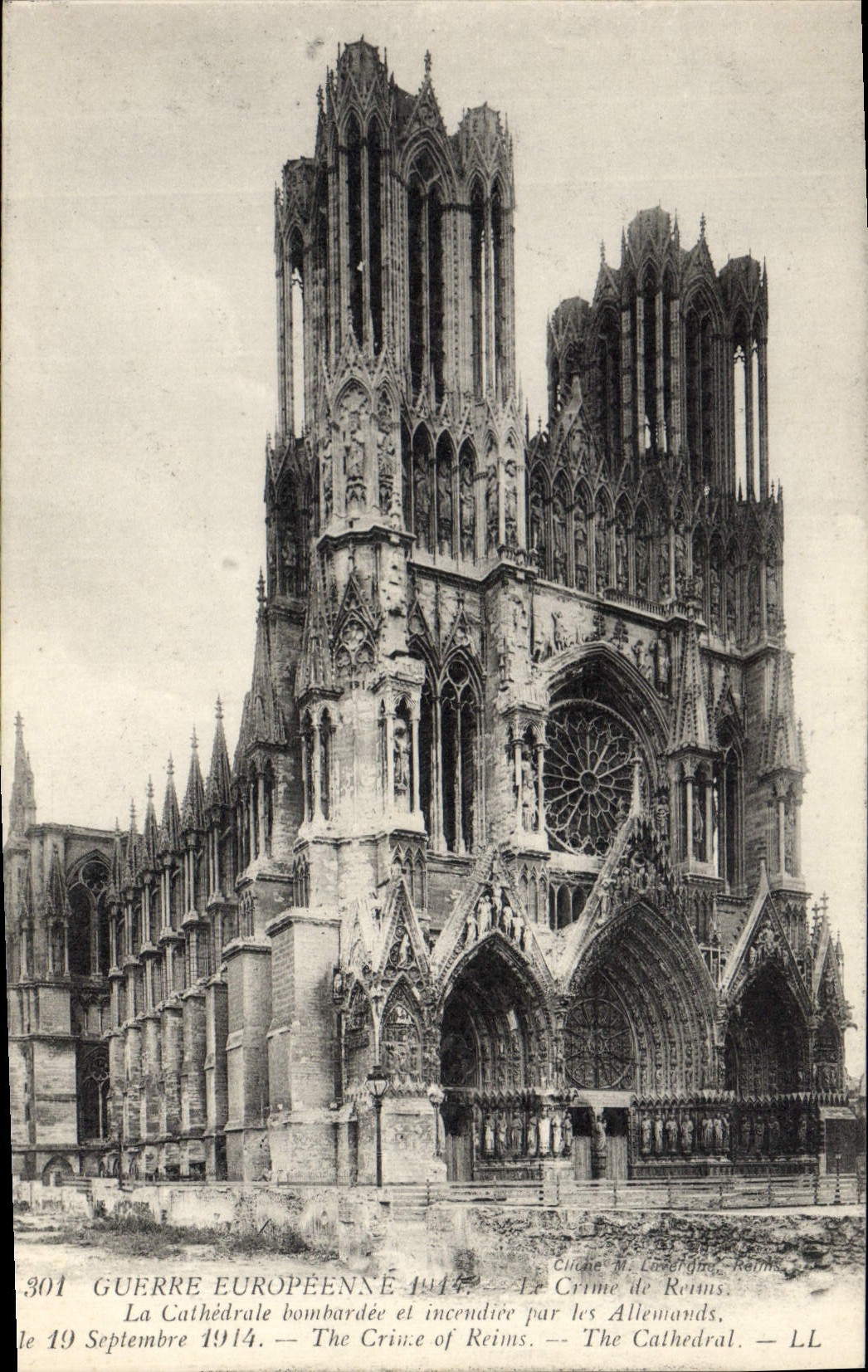 CPA Militaria Guerre europeenne 1914 Le crime de Reims La cathedrale bombardee et incendiee par les 