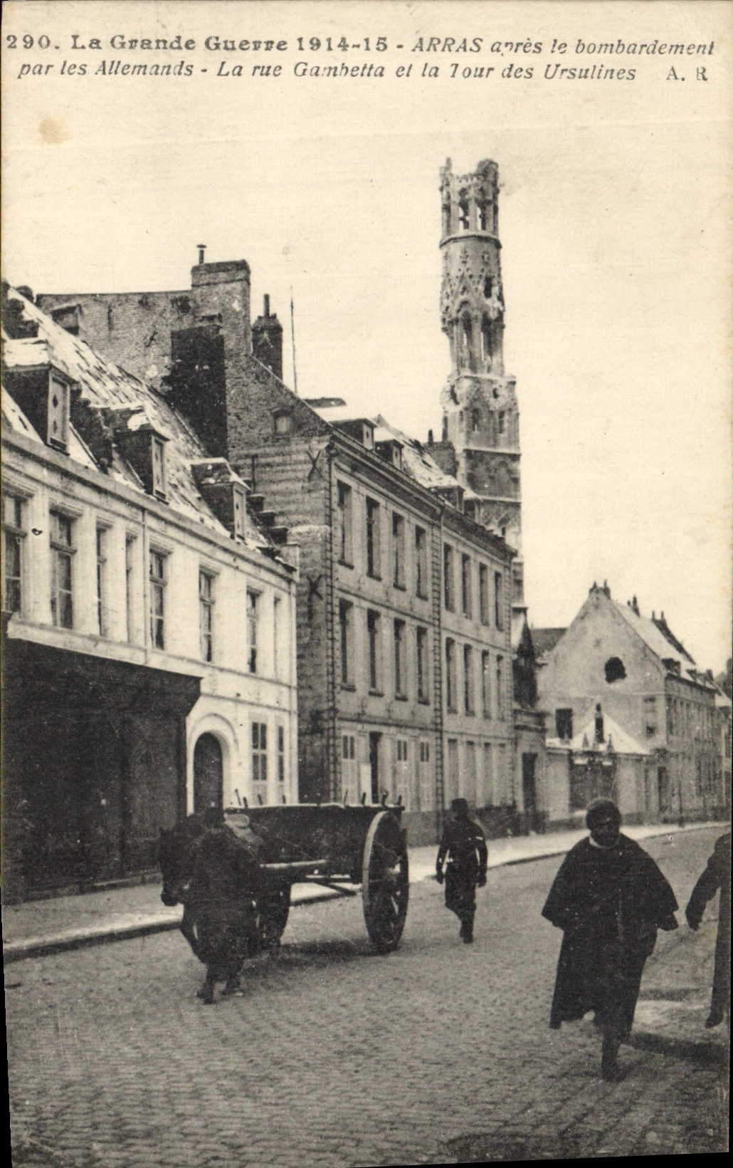 CPA Militaria La Grande Guerre 1914 15 Arras apres le bombardement par les Allemands La rue Gambetta