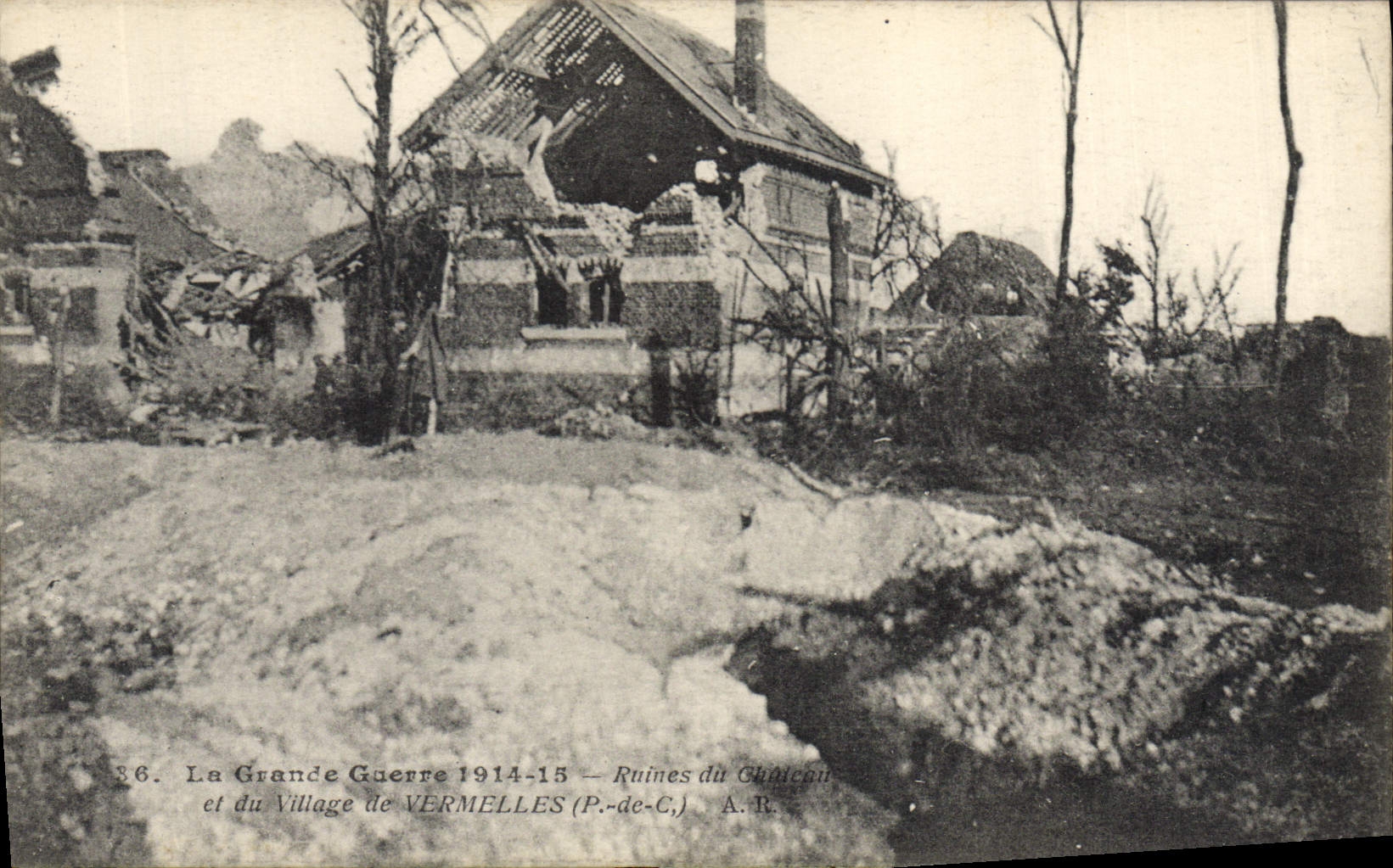 CPA Militaria La Grande Guerre 1914 15 Ruines du chateau et du village de Vermelles 