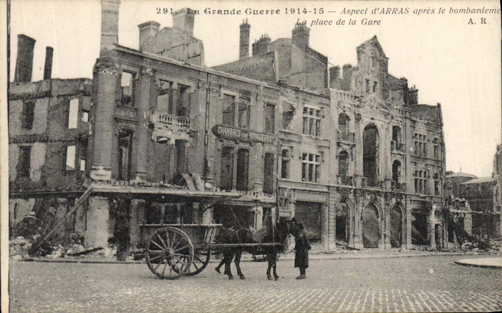 CPA Militaria La Grande Guerre 1914 15 Aspect d'Arras apres le bombardement La place de la Gare 