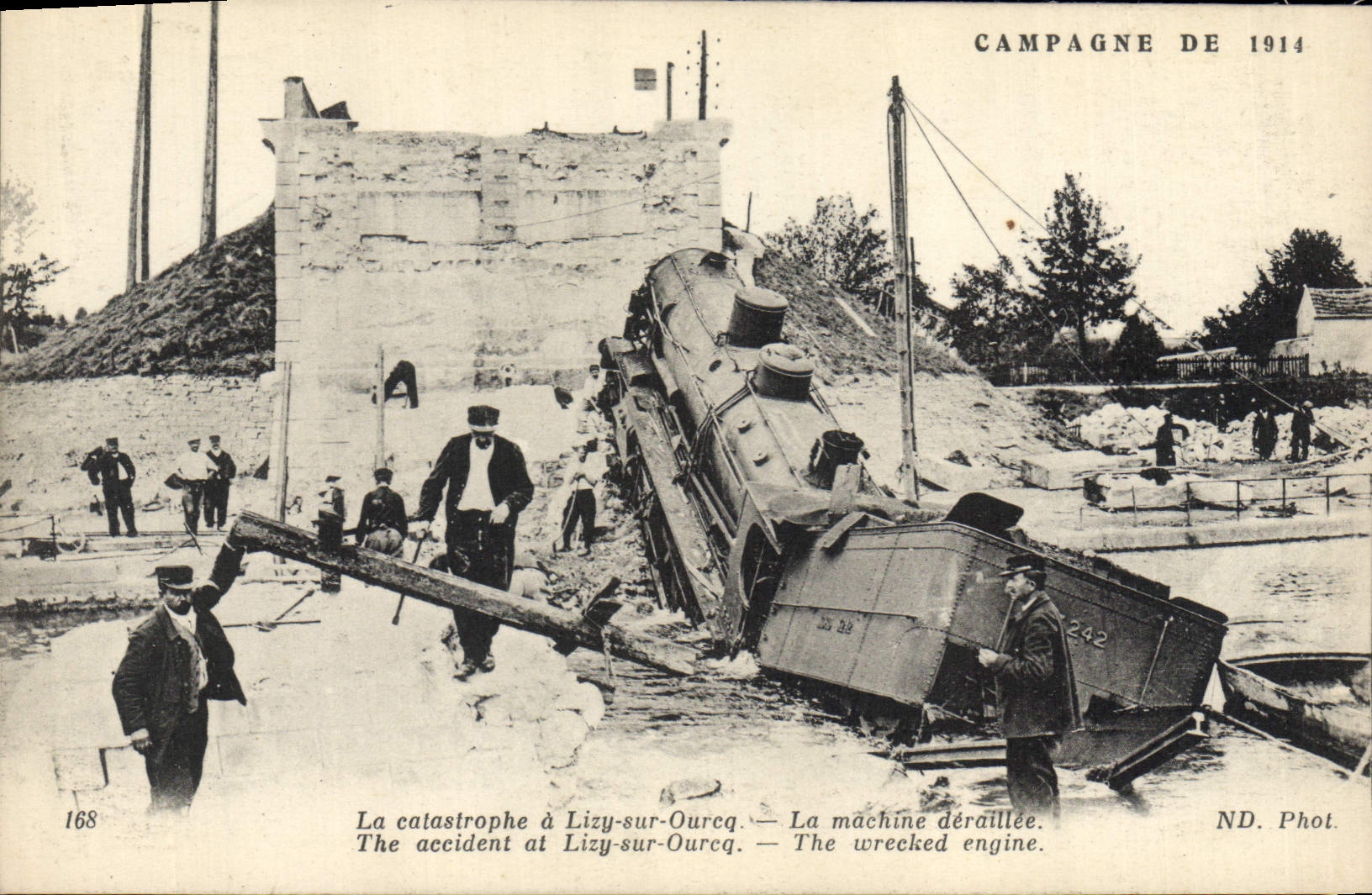 CPA Militaria Campagne de 1914 La catastrophe a Lizy sur Ourcq La machine deraillee Train Locomotive