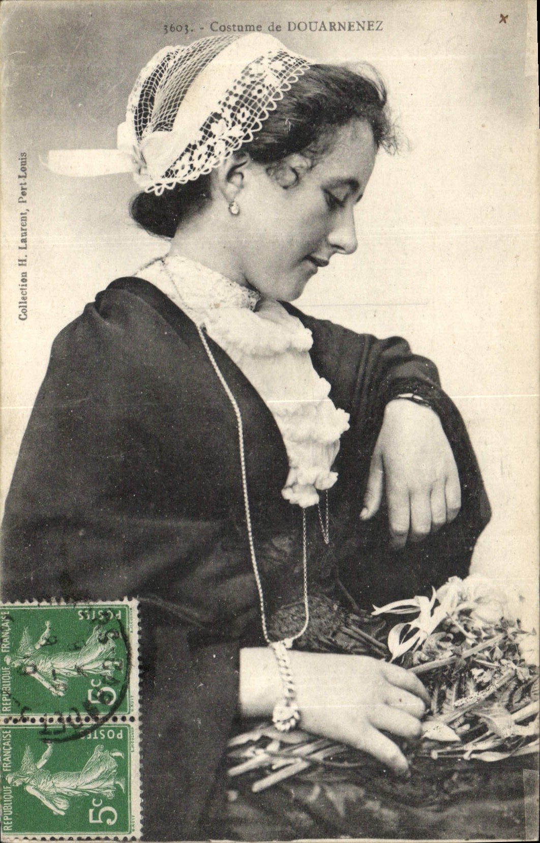 CPA Folklore Costume de Douarnenez 