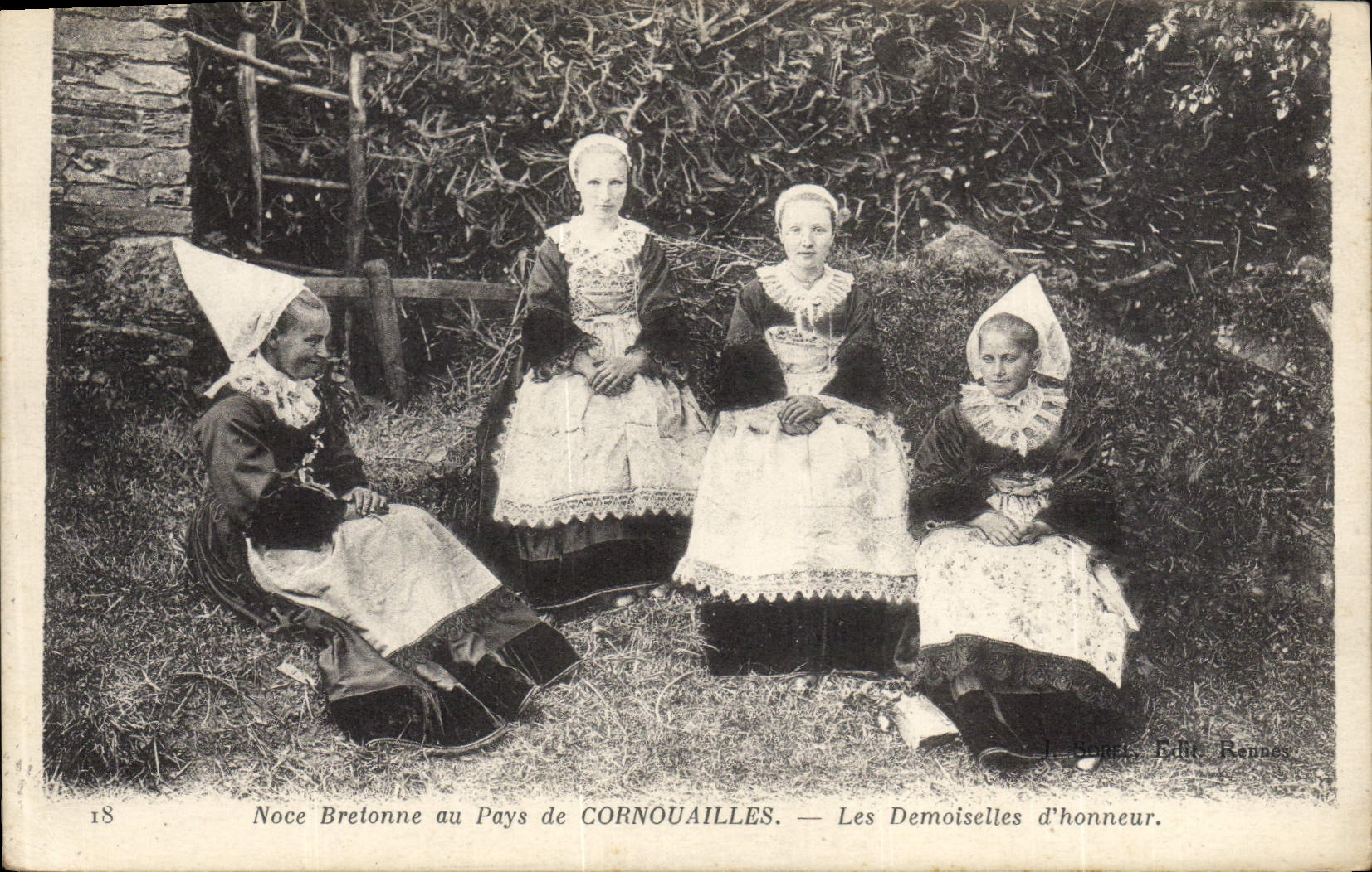 CPA Folklore Noce bretonne au pays de Cournouailles Les Demoiselles d'honneur Mariage