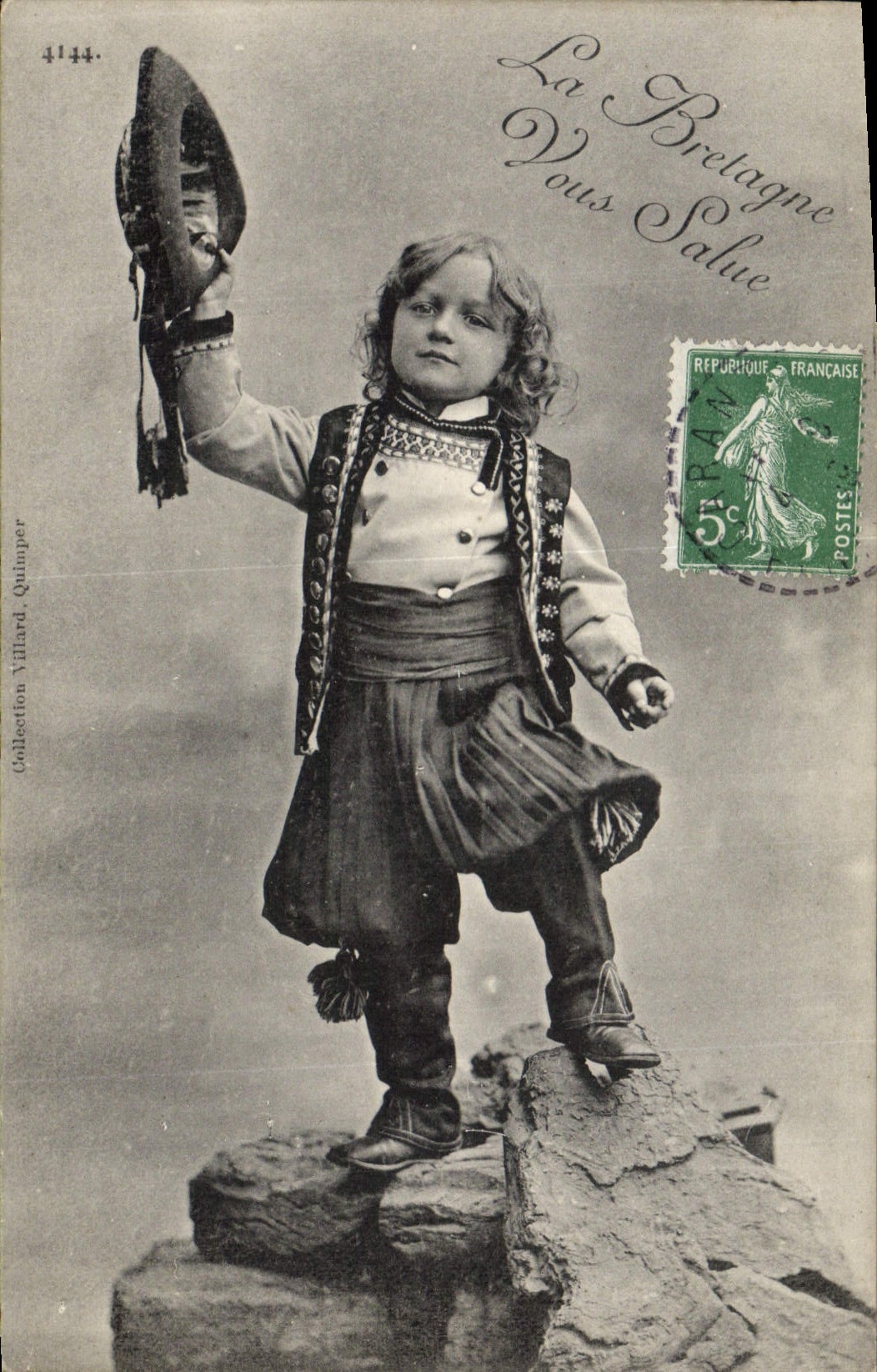 CPA Folklore La Bretagne vous salue 