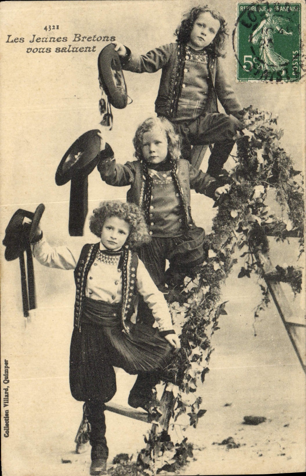 CPA Folklore Les Jeunes Bretons vous saluent 