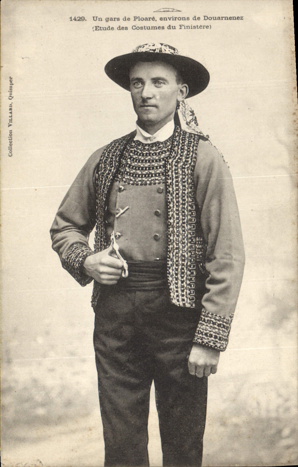 CPA Folklore Un gars de Ploare environs de Douarnenez (Etude des Costumes de Finistere) 