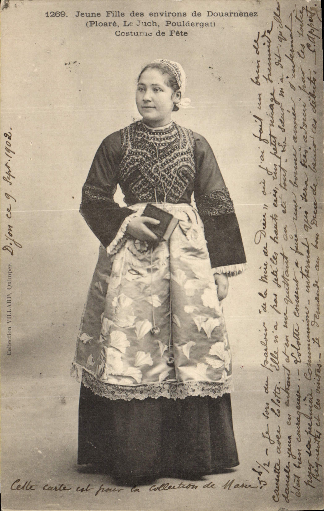 CPA Folklore Jeune fille des environs de Douarnenez Costume de fete 