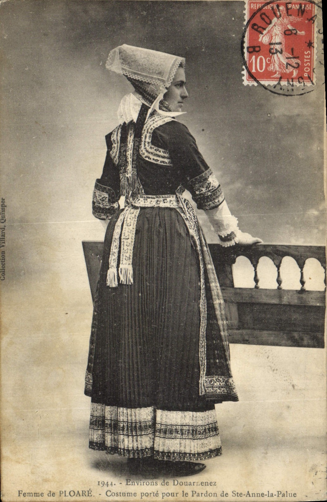 CPA Folklore Environs de Douarnenez femme de Ploare Costume porte pour le pardon de Ste Anne la Palu